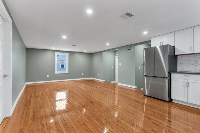 Building Photo - 11 Brett St