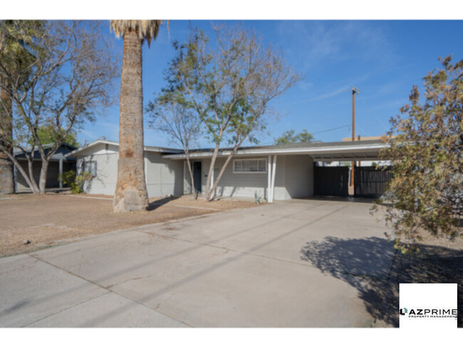 Primary Photo - Charming 3/2 Phoenix House with Oversized ...