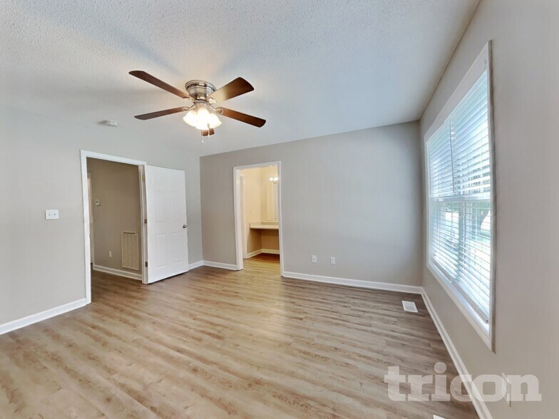 Building Photo - 2112 McKinnon Dr