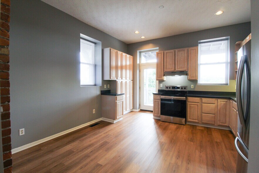 Building Photo - 2127 Deerfield Pl