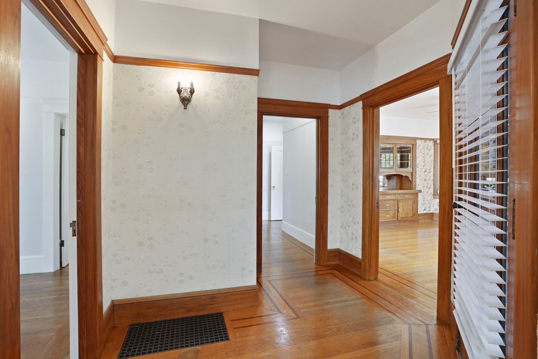 Building Photo - 301 W Walnut St