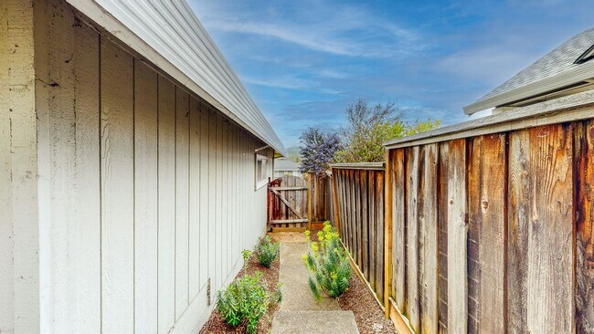 Building Photo - Desirable Skyhawk 3 bedroom Tri-Level Single Family