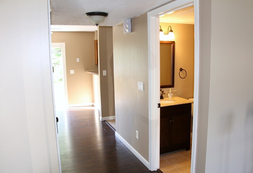 Building Photo - 405 Spruce Lane