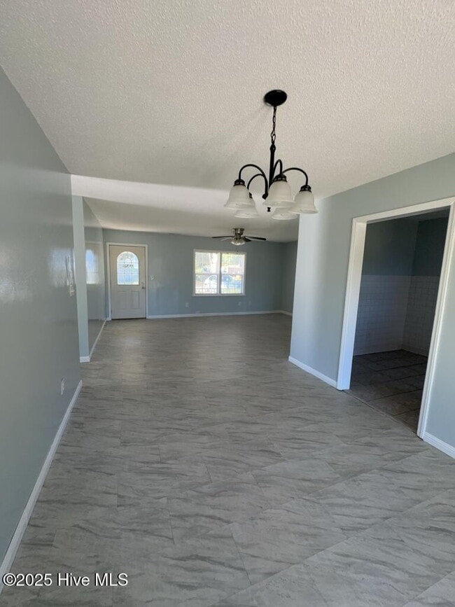 Building Photo - 304 Royal Dr