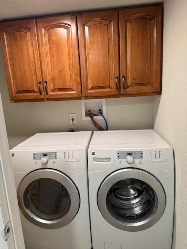 Building Photo - 2 Bed 2 Bath Basement Apartment