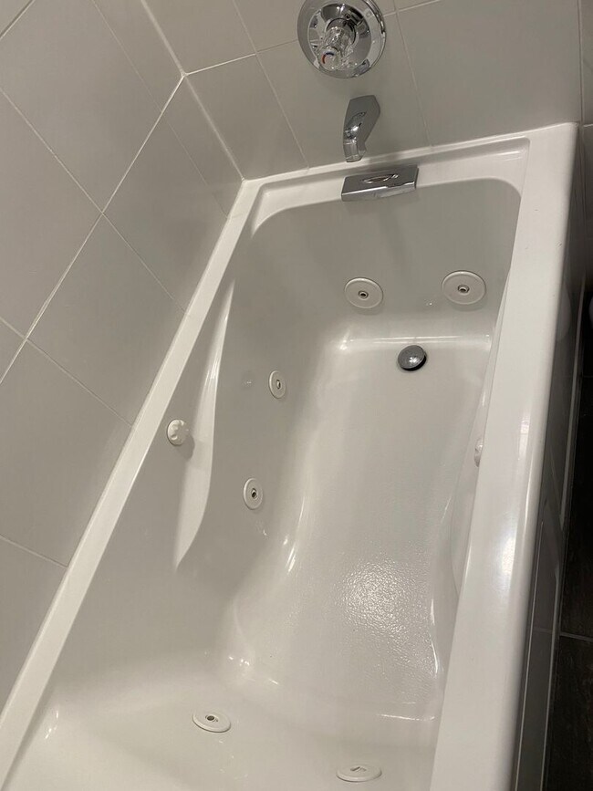 Building Photo - -- AVAILABLE MAY 8TH -- 3 BR / 3.5 BA End Unit Townhome, Available May 8th!