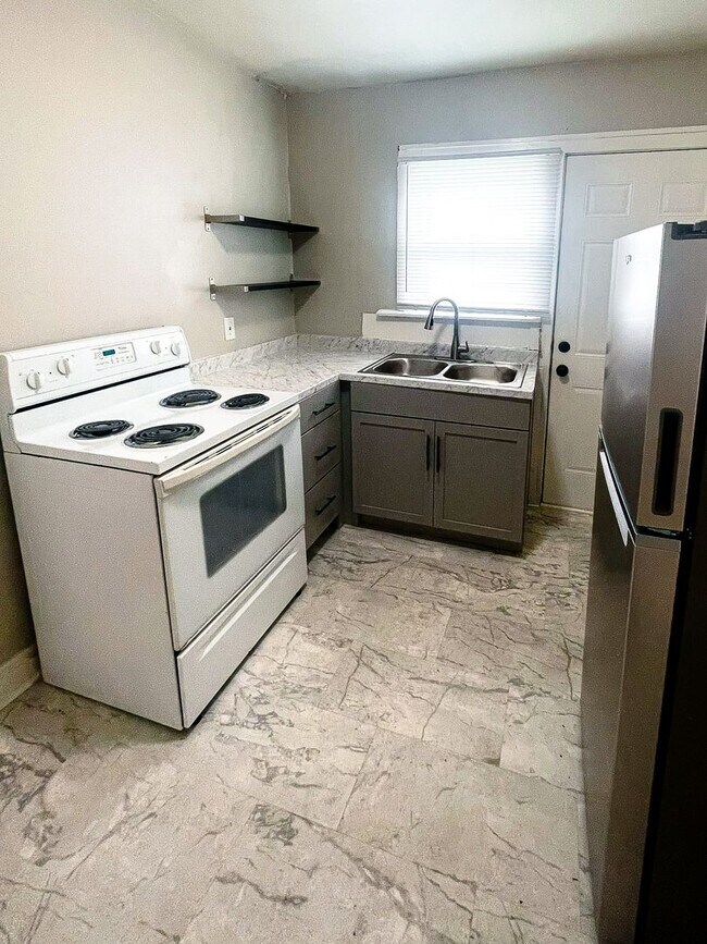 Building Photo - 1464-1466 N Chester Ave