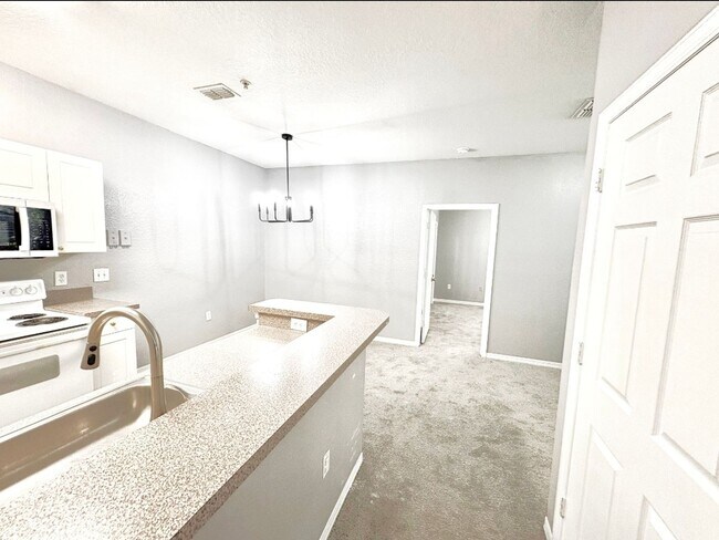 Building Photo - 819 Grand Regency Pointe