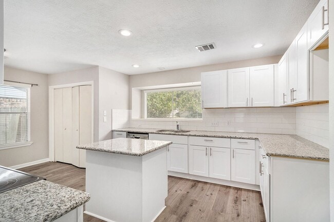 Building Photo - Spacious 4 bedroom 2 1/2 baths, 2 story for lease in the Elm Grove Village Subdivision - Kingwood