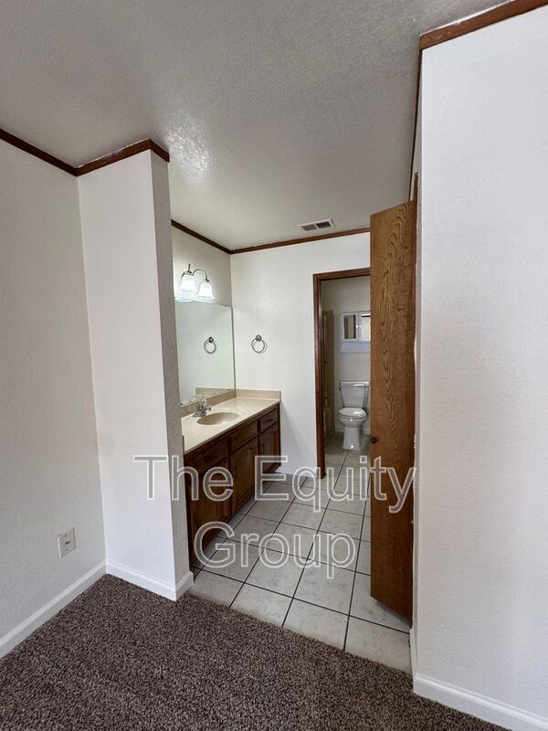 Building Photo - 736 S Linwood St