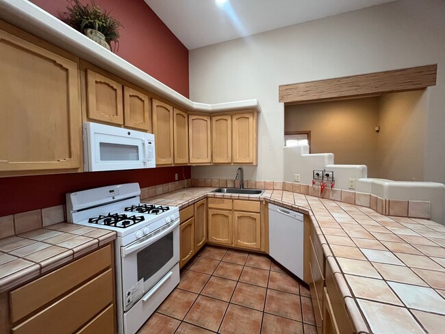 Building Photo - Southwestern 3 Bedroom 2 Bathroom Home In ...