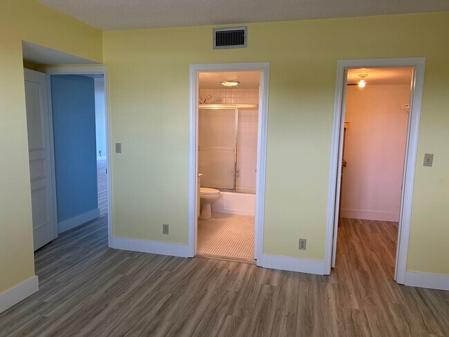 Building Photo - 300 N Hwy A1A