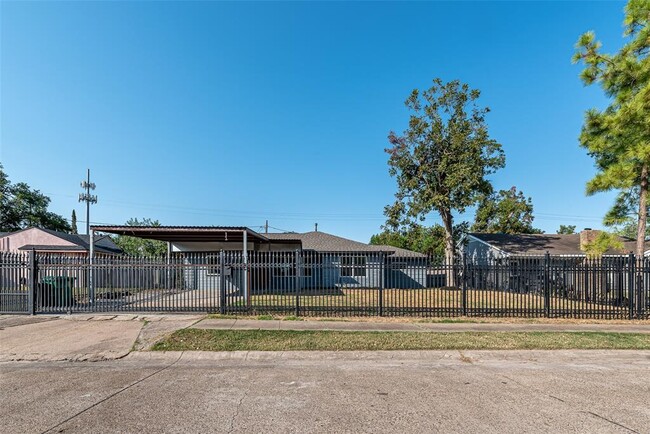 Building Photo - 8658 Sonneville Dr