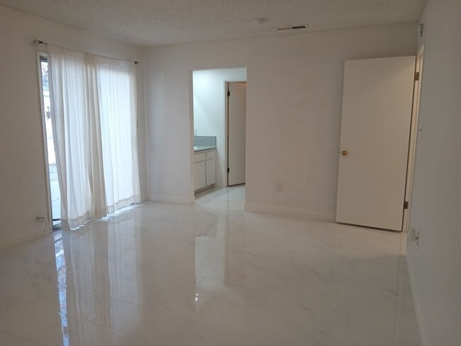 Building Photo - Stylish and Pet-Friendly 3-Bedroom Home in...
