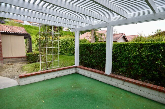 Building Photo - 2 Bedroom plus Den Home in 55+ Community i...