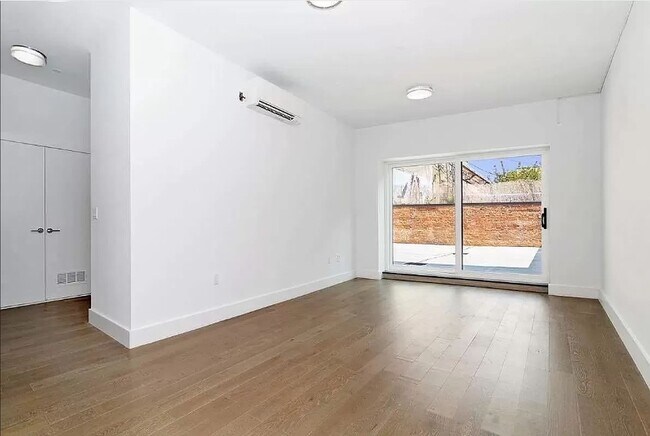 Building Photo - 154 Graham Avenue
