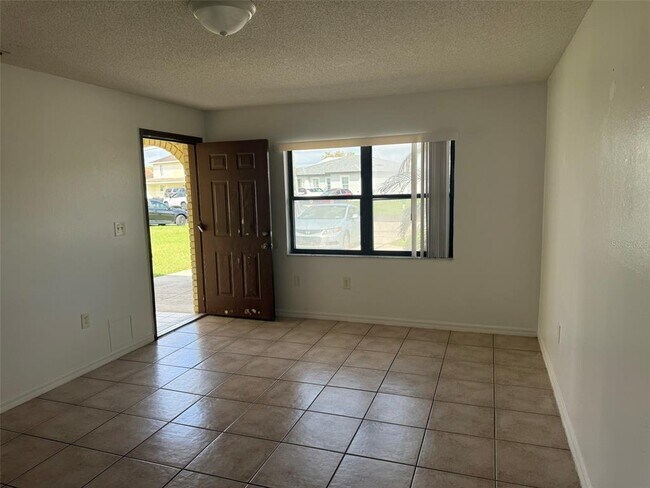 Building Photo - 638 Royalty Ct