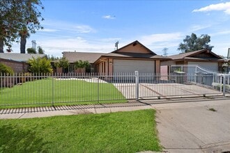 Building Photo - Spacious 3 Bed 2 Bath House w/ Central A/C...