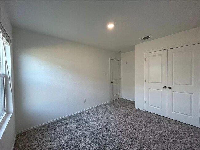 Building Photo - 103 Ulmus St