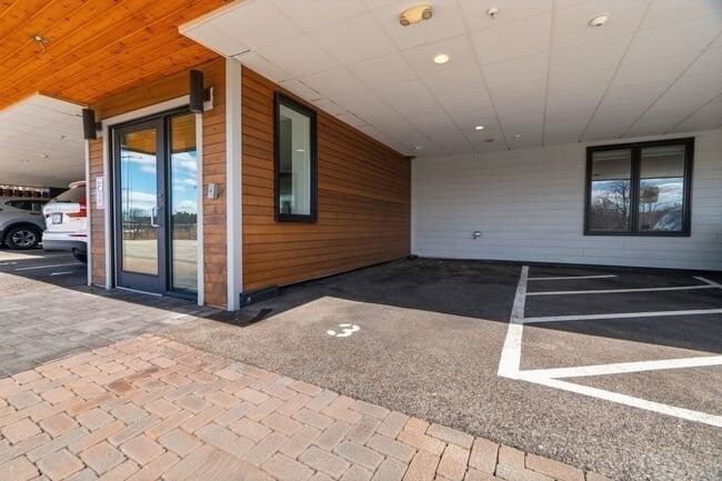 Building Photo - 946 Saratoga St