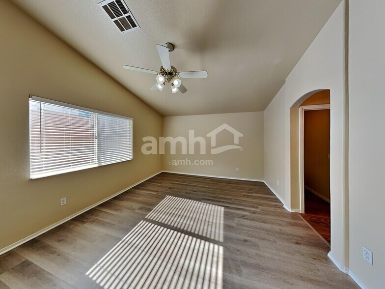 Building Photo - 325 Greenleaf Glen St