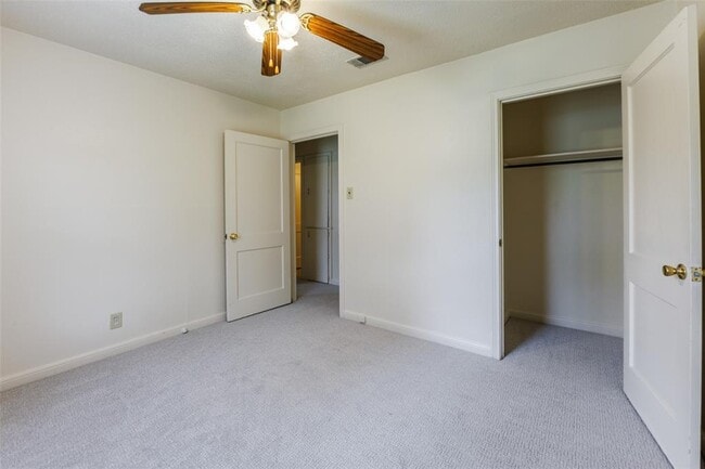 Building Photo - 1902 Pasadena Dr