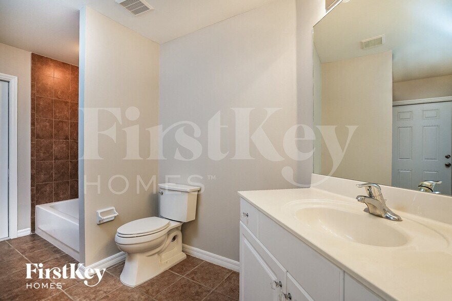 Building Photo - 2117 NE 23rd Ave