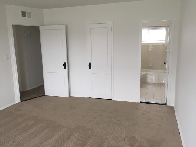 Building Photo - 332 Garces Dr