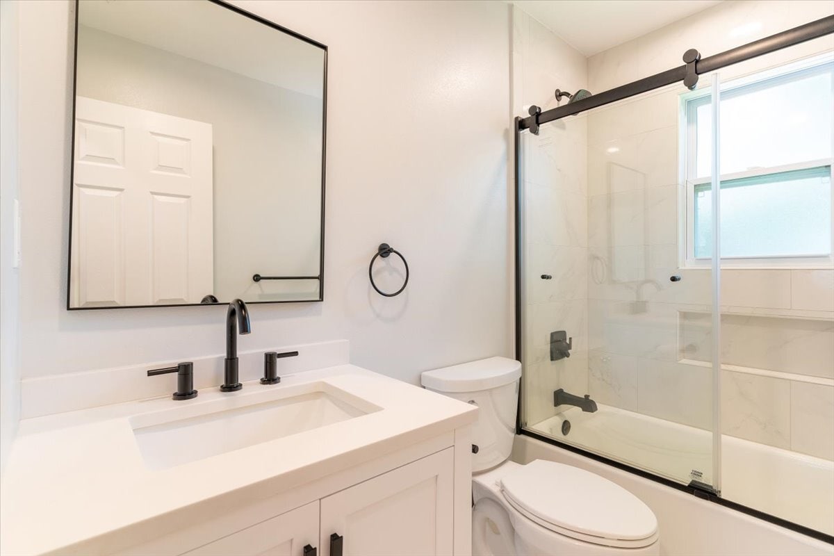 Downstair Bathroom - 817 N Lakeside Dr
