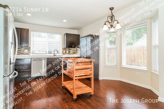 Building Photo - 32214 Sunny Ln