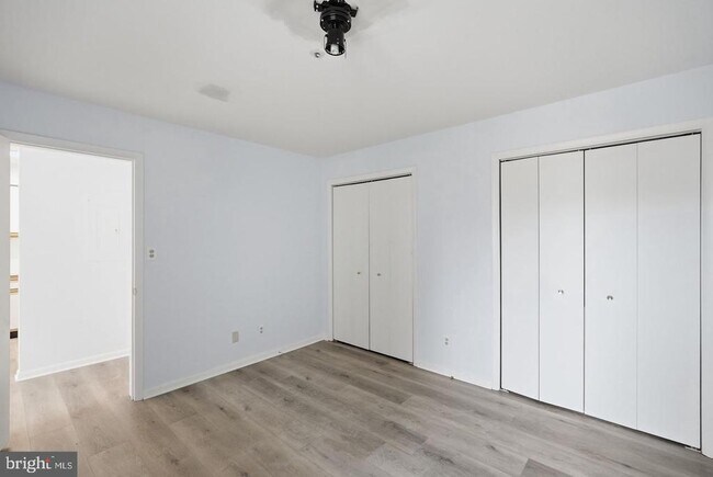 Building Photo - 13405 Shady Knoll Dr