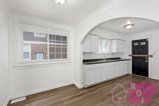 Building Photo - 13951 St Marys St