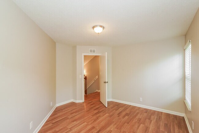 Building Photo - 3005 Creekview Ln