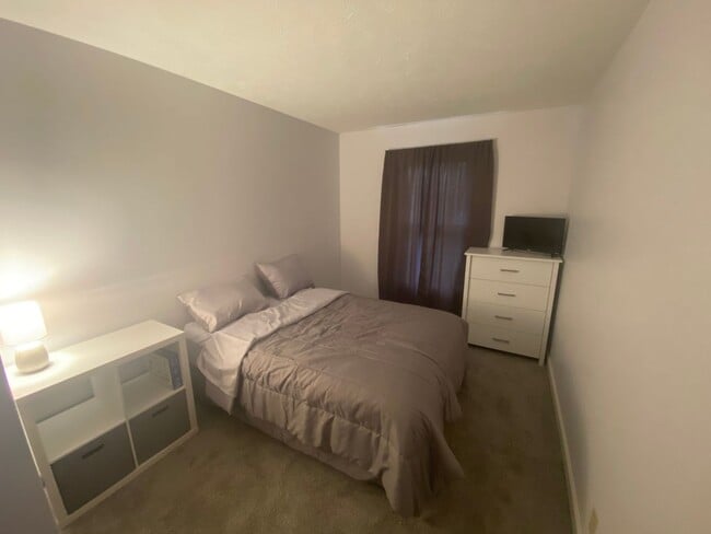 Building Photo - 3 Bedroom 1.5 bath TownHome
