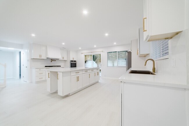 Building Photo - 3163 Camarillo Ave