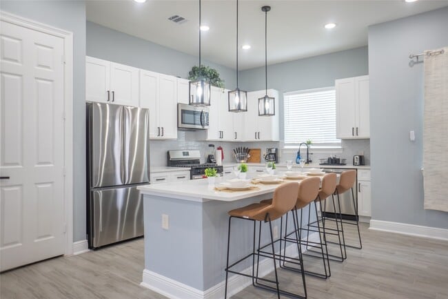 Building Photo - 2214 Des Chaumes St