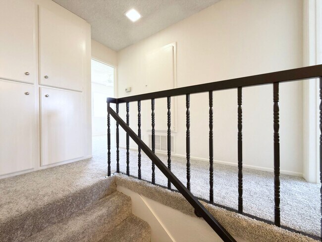 Building Photo - Spacious Townhome in Quail Ridge