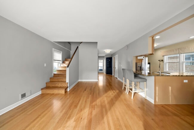 Building Photo - 7432 W Ainslie St