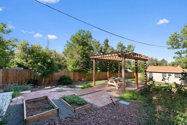Building Photo - 2 Bedroom 1 Bath Duplex