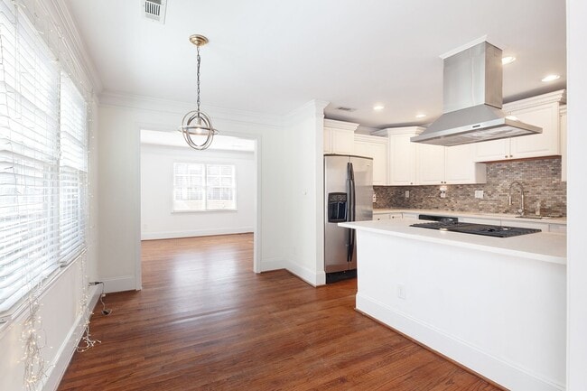 Building Photo - Updated 3/2 Bungalow w/ Large Backyard & M...