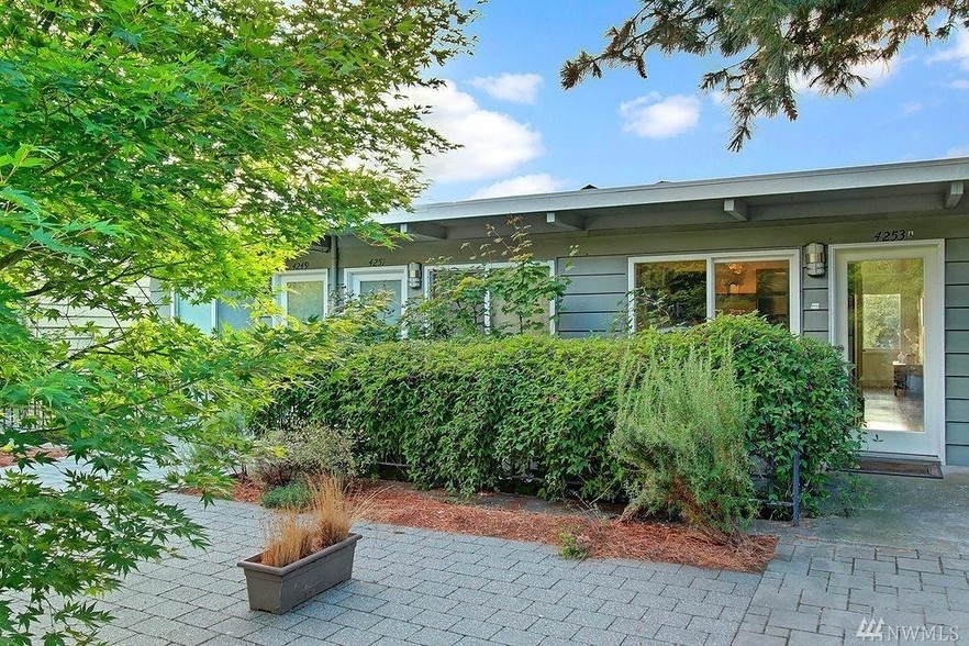 Front patio - 4253 Palatine Ave N