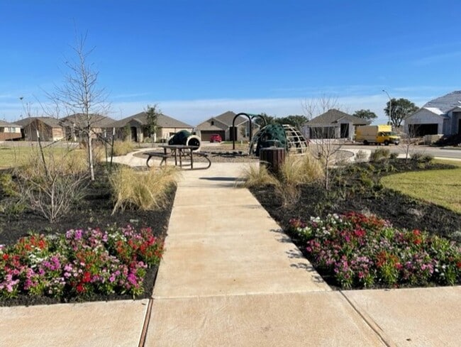 Building Photo - ONE-STORY Home in Marble Falls - 2932 SF with THREE-CAR GARAGE - On a CUL-DE-SAC!