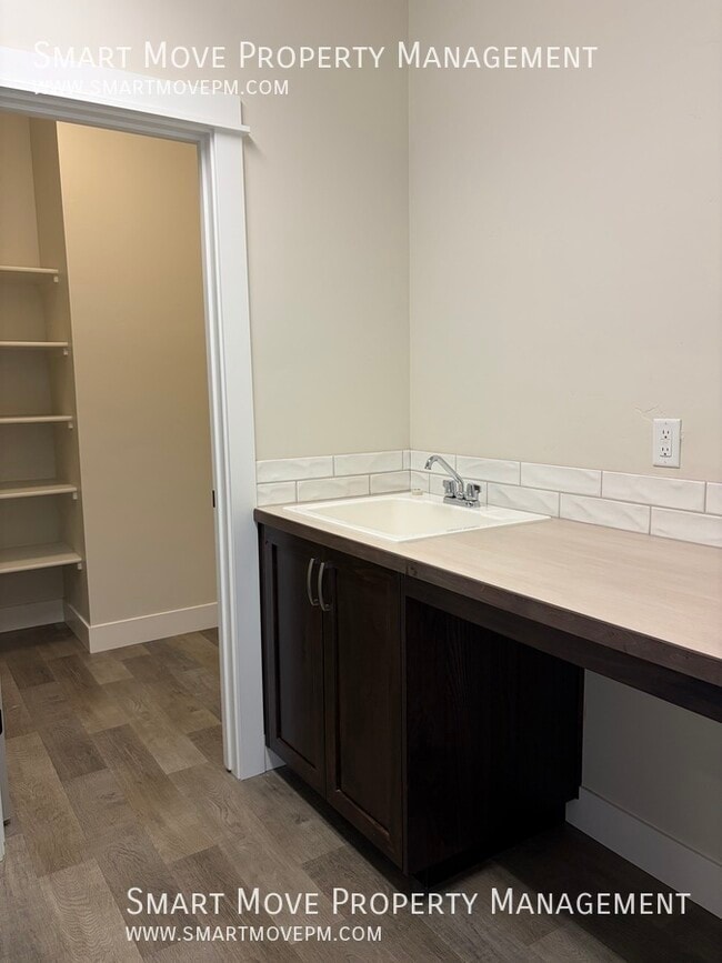 Building Photo - 2100 N Woodcreek St