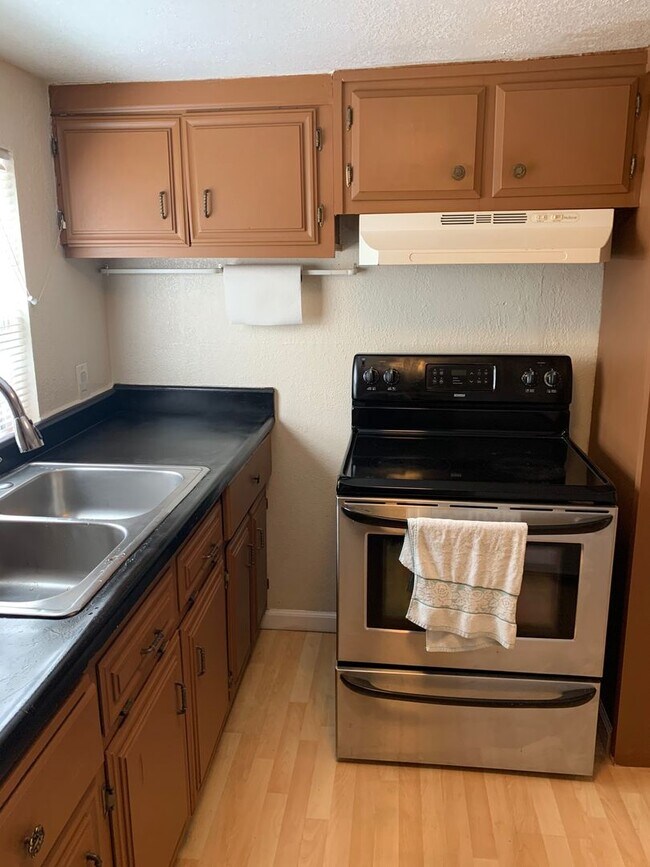 Building Photo - Tucked Away Antioch Home!