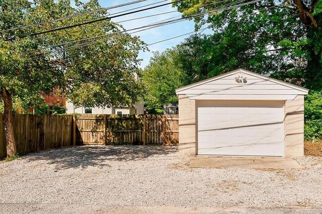 Building Photo - 5 BEDROOMS + 2.5 BATHROOMS + 3 FREE OFF-ST...