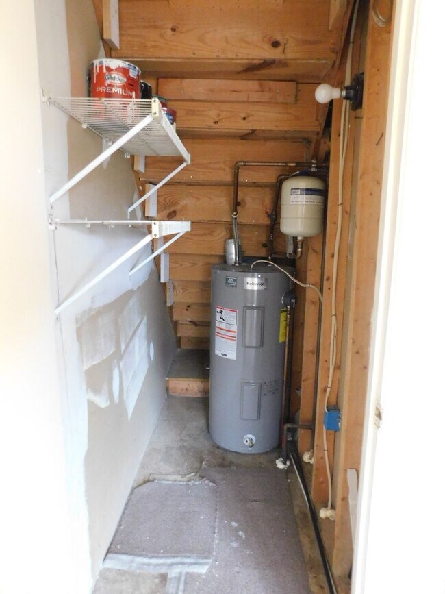 Building Photo - End Unit Townhouse!!