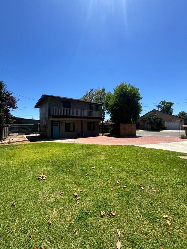 Building Photo - Available Now! 3 Bed/1.5 Bath Close to Downtown Lodi