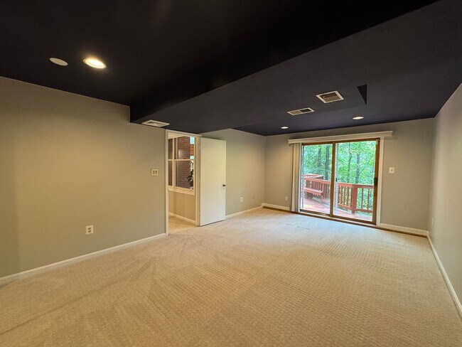 Building Photo - Fantastic 4 Bed 3.5 Bath Townhome With Sun...