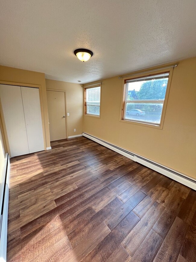 Building Photo - Renovated 2 Bedroom Apartment - AVAILABLE ...