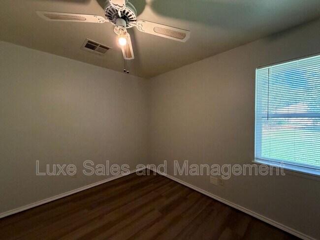 Building Photo - 205 S Meadow Ln